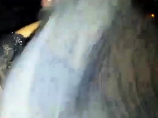 Casada atentando os solteiros na boate