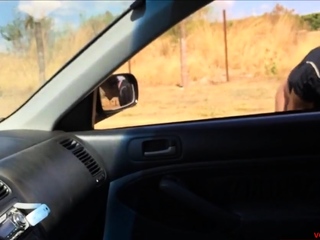 entrou pelada no carro