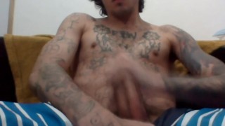 Um Satanista tatuado com bermudinha de surfista